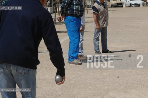 SAINTES MARIES-DE LA-MER (FRANCE PROVENCE) MAY 2008 - MEN PLAYNG THE PETANQUE GAME IN THE VILLAGE ©Graziano Arici/Rosebud2 BOCCE CAMARGUE PROVENZA GEO