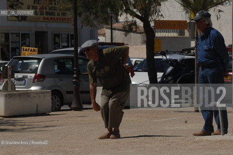 SAINTES MARIES-DE LA-MER (FRANCE PROVENCE) MAY 2008 - MEN PLAYNG THE PETANQUE GAME IN THE VILLAGE ©Graziano Arici/Rosebud2 BOCCE CAMARGUE PROVENZA GEO