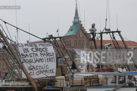VENEZIA, 04.6.2008. FISHERMEN ARE STRIKING IN VENICE OVER THE COST OF FUEL © MARTABUSO/ARICI/GRAZIA NERI SCIOPERO PESCATORI BLOCCO