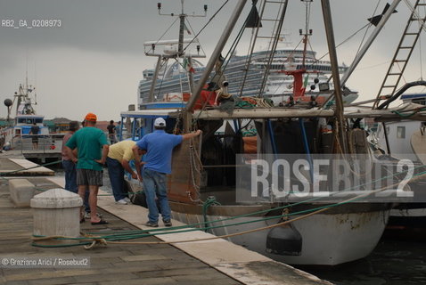 VENEZIA, 04.6.2008. FISHERMEN ARE STRIKING IN VENICE OVER THE COST OF FUEL © MARTABUSO/ARICI/GRAZIA NERI SCIOPERO PESCATORI BLOCCO