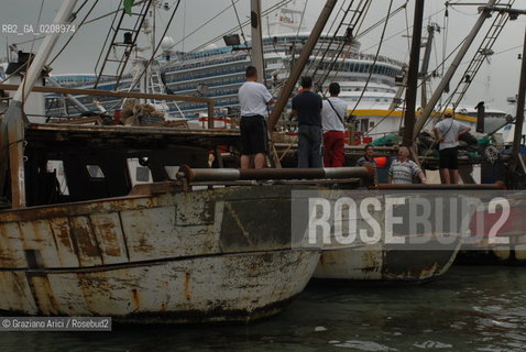 VENEZIA, 04.6.2008. FISHERMEN ARE STRIKING IN VENICE OVER THE COST OF FUEL © MARTABUSO/ARICI/GRAZIA NERI SCIOPERO PESCATORI BLOCCO
