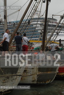VENEZIA, 04.6.2008. FISHERMEN ARE STRIKING IN VENICE OVER THE COST OF FUEL © MARTABUSO/ARICI/GRAZIA NERI SCIOPERO PESCATORI BLOCCO