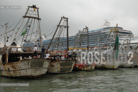 VENEZIA, 04.6.2008. FISHERMEN ARE STRIKING IN VENICE OVER THE COST OF FUEL © MARTABUSO/ARICI/GRAZIA NERI SCIOPERO PESCATORI BLOCCO