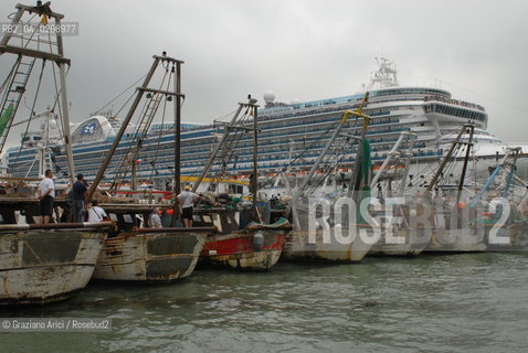VENEZIA, 04.6.2008. FISHERMEN ARE STRIKING IN VENICE OVER THE COST OF FUEL © MARTABUSO/ARICI/GRAZIA NERI SCIOPERO PESCATORI BLOCCO