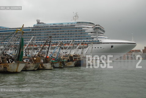 VENEZIA, 04.6.2008. FISHERMEN ARE STRIKING IN VENICE OVER THE COST OF FUEL © MARTABUSO/ARICI/GRAZIA NERI SCIOPERO PESCATORI BLOCCO