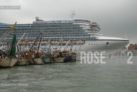VENEZIA, 04.6.2008. FISHERMEN ARE STRIKING IN VENICE OVER THE COST OF FUEL © MARTABUSO/ARICI/GRAZIA NERI SCIOPERO PESCATORI BLOCCO
