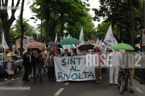 VENICE 6/06/08 - DEMONSTRATION AGAINST THE CONSTRUCTION OF A NEW QUARTER FOR SINTI (GYPSY) PEOPLE IN MESTRE ©Graziano Arici/Rosebud2 ZINGARO LEGA POPOLO DELLE LIBERTA ALLEANZA NAZIONALE BANDIERE DIMOSTRAZIONE POLITICA FORZA ITALIA