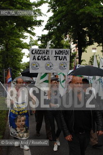 VENICE 6/06/08 - DEMONSTRATION AGAINST THE CONSTRUCTION OF A NEW QUARTER FOR SINTI (GYPSY) PEOPLE IN MESTRE ©Graziano Arici/Rosebud2 ZINGARO LEGA POPOLO DELLE LIBERTA ALLEANZA NAZIONALE BANDIERE DIMOSTRAZIONE POLITICA FORZA ITALIA