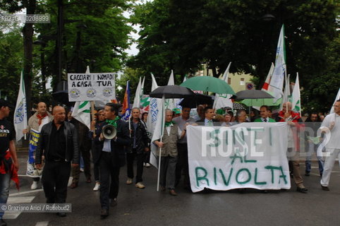 VENICE 6/06/08 - DEMONSTRATION AGAINST THE CONSTRUCTION OF A NEW QUARTER FOR SINTI (GYPSY) PEOPLE IN MESTRE ©Graziano Arici/Rosebud2 ZINGARO LEGA POPOLO DELLE LIBERTA ALLEANZA NAZIONALE BANDIERE DIMOSTRAZIONE POLITICA FORZA ITALIA