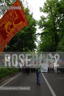 VENICE 6/06/08 - DEMONSTRATION AGAINST THE CONSTRUCTION OF A NEW QUARTER FOR SINTI (GYPSY) PEOPLE IN MESTRE ©Graziano Arici/Rosebud2 ZINGARO LEGA POPOLO DELLE LIBERTA ALLEANZA NAZIONALE BANDIERE DIMOSTRAZIONE POLITICA FORZA ITALIA