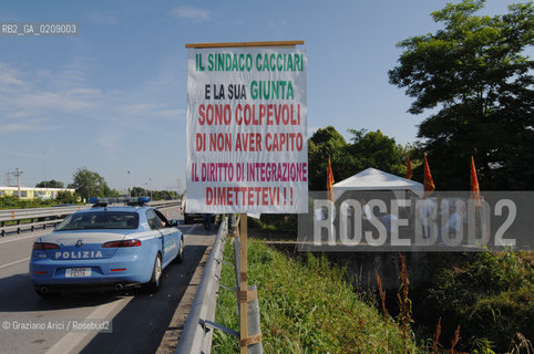 VENICE 9/06/08 - DEMONSTRATION AGAINST THE CONSTRUCTION OF A NEW QUARTER FOR SINTI (GYPSY) PEOPLE IN MESTRE ©Graziano Arici/Rosebud2 ZINGARO LEGA POPOLO DELLE LIBERTA ALLEANZA NAZIONALE BANDIERE DIMOSTRAZIONE POLITICA FORZA ITALIA