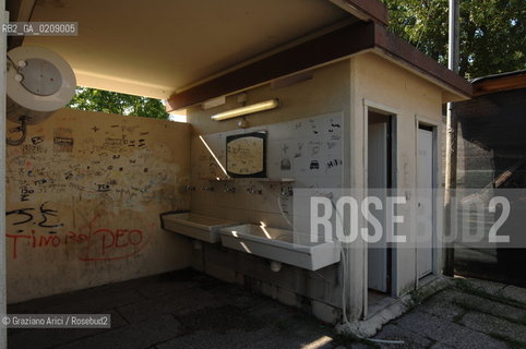 VENICE 9/06/08 - DEMONSTRATION AGAINST THE CONSTRUCTION OF A NEW QUARTER FOR SINTI (GYPSY) PEOPLE IN MESTRE: THE GYPSY CAMP IN VIA VALLERANI ©Graziano Arici/Rosebud2 ZINGARO LEGA POPOLO DELLE LIBERTA ALLEANZA NAZIONALE BANDIERE DIMOSTRAZIONE POLITICA FORZA ITALIA