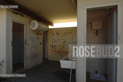 VENICE 9/06/08 - DEMONSTRATION AGAINST THE CONSTRUCTION OF A NEW QUARTER FOR SINTI (GYPSY) PEOPLE IN MESTRE: THE GYPSY CAMP IN VIA VALLERANI ©Graziano Arici/Rosebud2 ZINGARO LEGA POPOLO DELLE LIBERTA ALLEANZA NAZIONALE BANDIERE DIMOSTRAZIONE POLITICA FORZA ITALIA