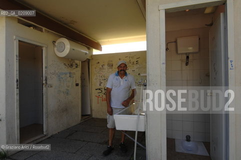 VENICE 9/06/08 - DEMONSTRATION AGAINST THE CONSTRUCTION OF A NEW QUARTER FOR SINTI (GYPSY) PEOPLE IN MESTRE: THE GYPSY CAMP IN VIA VALLERANI ©Graziano Arici/Rosebud2 ZINGARO LEGA POPOLO DELLE LIBERTA ALLEANZA NAZIONALE BANDIERE DIMOSTRAZIONE POLITICA FORZA ITALIA