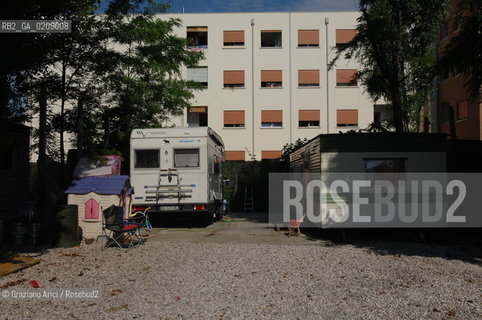 VENICE 9/06/08 - DEMONSTRATION AGAINST THE CONSTRUCTION OF A NEW QUARTER FOR SINTI (GYPSY) PEOPLE IN MESTRE: THE GYPSY CAMP IN VIA VALLERANI ©Graziano Arici/Rosebud2 ZINGARO LEGA POPOLO DELLE LIBERTA ALLEANZA NAZIONALE BANDIERE DIMOSTRAZIONE POLITICA FORZA ITALIA