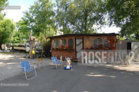 VENICE 9/06/08 - DEMONSTRATION AGAINST THE CONSTRUCTION OF A NEW QUARTER FOR SINTI (GYPSY) PEOPLE IN MESTRE: THE GYPSY CAMP IN VIA VALLERANI ©Graziano Arici/Rosebud2 ZINGARO LEGA POPOLO DELLE LIBERTA ALLEANZA NAZIONALE BANDIERE DIMOSTRAZIONE POLITICA FORZA ITALIA