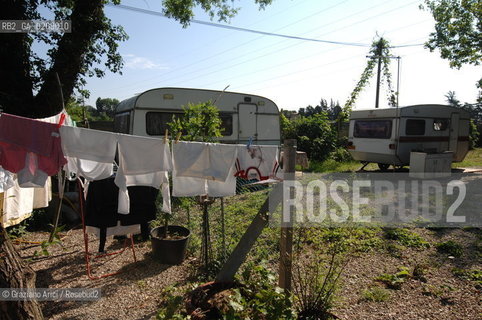 VENICE 9/06/08 - DEMONSTRATION AGAINST THE CONSTRUCTION OF A NEW QUARTER FOR SINTI (GYPSY) PEOPLE IN MESTRE: THE GYPSY CAMP IN VIA VALLERANI ©Graziano Arici/Rosebud2 ZINGARO LEGA POPOLO DELLE LIBERTA ALLEANZA NAZIONALE BANDIERE DIMOSTRAZIONE POLITICA FORZA ITALIA