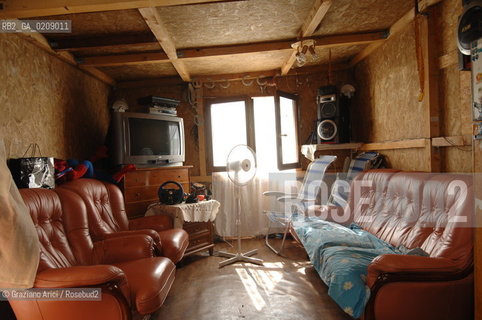 VENICE 9/06/08 - DEMONSTRATION AGAINST THE CONSTRUCTION OF A NEW QUARTER FOR SINTI (GYPSY) PEOPLE IN MESTRE: THE GYPSY CAMP IN VIA VALLERANI ©Graziano Arici/Rosebud2 ZINGARO LEGA POPOLO DELLE LIBERTA ALLEANZA NAZIONALE BANDIERE DIMOSTRAZIONE POLITICA FORZA ITALIA