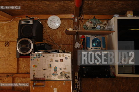 VENICE 9/06/08 - DEMONSTRATION AGAINST THE CONSTRUCTION OF A NEW QUARTER FOR SINTI (GYPSY) PEOPLE IN MESTRE: THE GYPSY CAMP IN VIA VALLERANI ©Graziano Arici/Rosebud2 ZINGARO LEGA POPOLO DELLE LIBERTA ALLEANZA NAZIONALE BANDIERE DIMOSTRAZIONE POLITICA FORZA ITALIA