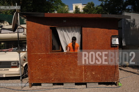 VENICE 9/06/08 - DEMONSTRATION AGAINST THE CONSTRUCTION OF A NEW QUARTER FOR SINTI (GYPSY) PEOPLE IN MESTRE: THE GYPSY CAMP IN VIA VALLERANI ©Graziano Arici/Rosebud2 ZINGARO LEGA POPOLO DELLE LIBERTA ALLEANZA NAZIONALE BANDIERE DIMOSTRAZIONE POLITICA FORZA ITALIA