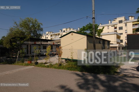 VENICE 9/06/08 - DEMONSTRATION AGAINST THE CONSTRUCTION OF A NEW QUARTER FOR SINTI (GYPSY) PEOPLE IN MESTRE: THE GYPSY CAMP IN VIA VALLERANI ©Graziano Arici/Rosebud2 ZINGARO LEGA POPOLO DELLE LIBERTA ALLEANZA NAZIONALE BANDIERE DIMOSTRAZIONE POLITICA FORZA ITALIA