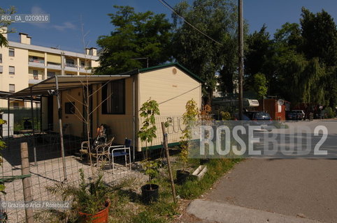VENICE 9/06/08 - DEMONSTRATION AGAINST THE CONSTRUCTION OF A NEW QUARTER FOR SINTI (GYPSY) PEOPLE IN MESTRE: THE GYPSY CAMP IN VIA VALLERANI ©Graziano Arici/Rosebud2 ZINGARO LEGA POPOLO DELLE LIBERTA ALLEANZA NAZIONALE BANDIERE DIMOSTRAZIONE POLITICA FORZA ITALIA