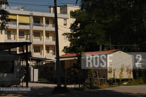 VENICE 9/06/08 - DEMONSTRATION AGAINST THE CONSTRUCTION OF A NEW QUARTER FOR SINTI (GYPSY) PEOPLE IN MESTRE: THE GYPSY CAMP IN VIA VALLERANI ©Graziano Arici/Rosebud2 ZINGARO LEGA POPOLO DELLE LIBERTA ALLEANZA NAZIONALE BANDIERE DIMOSTRAZIONE POLITICA FORZA ITALIA