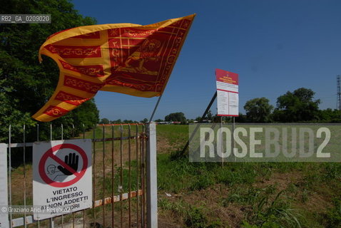 VENICE 9/06/08 - DEMONSTRATION AGAINST THE CONSTRUCTION OF A NEW QUARTER FOR SINTI (GYPSY) PEOPLE IN MESTRE ©Graziano Arici/Rosebud2 ZINGARO LEGA POPOLO DELLE LIBERTA ALLEANZA NAZIONALE BANDIERE DIMOSTRAZIONE POLITICA FORZA ITALIA