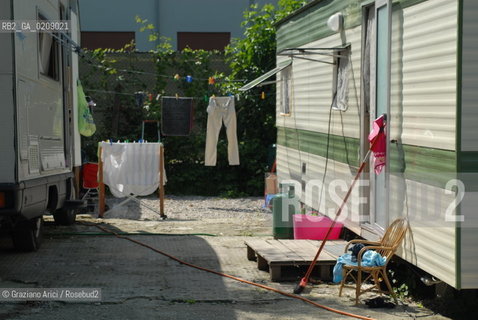 VENICE 9/06/08 - DEMONSTRATION AGAINST THE CONSTRUCTION OF A NEW QUARTER FOR SINTI (GYPSY) PEOPLE IN MESTRE: THE GYPSY CAMP IN VIA VALLERANI ©Graziano Arici/Rosebud2 ZINGARO LEGA POPOLO DELLE LIBERTA ALLEANZA NAZIONALE BANDIERE DIMOSTRAZIONE POLITICA FORZA ITALIA