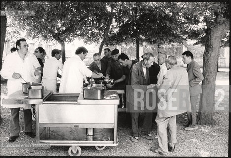 VENEZIA 1979 PAZIENTI DELLOSPEDALE DI SAN CLEMENTE IN GIARDINO © ARCHIVIO Graziano Arici/Rosebud2  ISOLA SAN CLEMENTE PAZIENTI OSPEDALE PSICHIATRICO  MAS