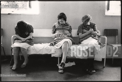 VENEZIA 1979 PAZIENTI DELLOSPEDALE DI SAN CLEMENTE IN CAMERA © ARCHIVIO Graziano Arici/Rosebud2  ISOLA SAN CLEMENTE PAZIENTI OSPEDALE PSICHIATRICO MAS