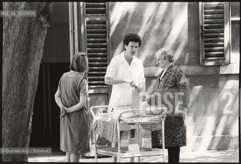 VENEZIA 1979 PAZIENTI DELLOSPEDALE DI SAN CLEMENTE IN GIARDINO CON INFERMIERE © ARCHIVIO Graziano Arici/Rosebud2  ISOLA SAN CLEMENTE PAZIENTI OSPEDALE PSICHIATRICO MAS