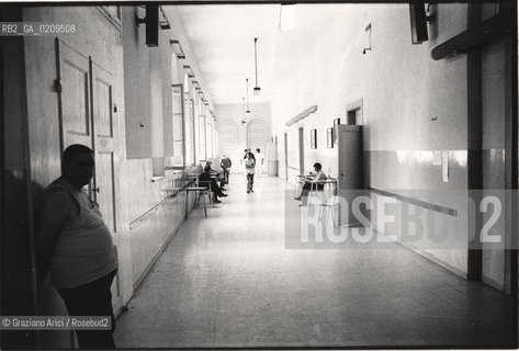 VENEZIA 1979 PAZIENTI DELLOSPEDALE DI SAN CLEMENTE IN CORRIDOIO © ARCHIVIO Graziano Arici/Rosebud2  ISOLA SAN CLEMENTE PAZIENTI OSPEDALE PSICHIATRICO MAS