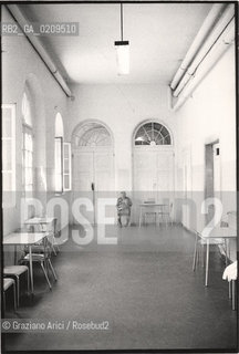 VENEZIA 1979 PAZIENTI DELLOSPEDALE DI SAN CLEMENTE IN CORRIDOIO © ARCHIVIO Graziano Arici/Rosebud2  ISOLA SAN CLEMENTE PAZIENTI OSPEDALE PSICHIATRICO MAS