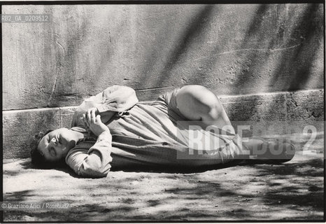 VENEZIA 1979 PAZIENTI DELLOSPEDALE DI SAN CLEMENTE IN GIARDINO, PAZIENTE CHE DORME © ARCHIVIO Graziano Arici/Rosebud2  ISOLA SAN CLEMENTE PAZIENTI OSPEDALE PSICHIATRICO MAS