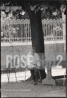 VENEZIA 1979 PAZIENTI DELLOSPEDALE DI SAN CLEMENTE IN GIARDINO © ARCHIVIO Graziano Arici/Rosebud2  ISOLA SAN CLEMENTE PAZIENTI OSPEDALE PSICHIATRICO MAS