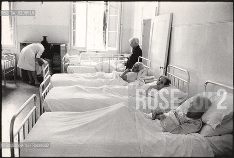 VENEZIA 1979 PAZIENTI DELLOSPEDALE DI SAN CLEMENTE IN CAMERA © ARCHIVIO Graziano Arici/Rosebud2  ISOLA SAN CLEMENTE PAZIENTI OSPEDALE PSICHIATRICO MAS