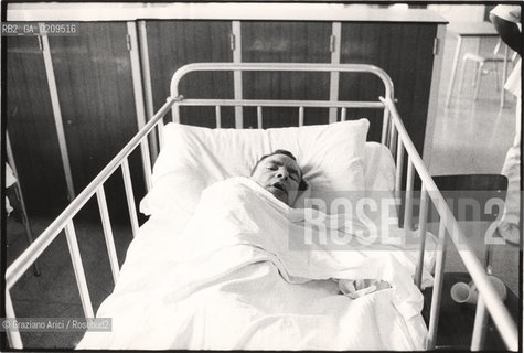 VENEZIA 1979 PAZIENTI DELLOSPEDALE DI SAN CLEMENTE IN CAMERA © ARCHIVIO Graziano Arici/Rosebud2  ISOLA SAN CLEMENTE PAZIENTI OSPEDALE PSICHIATRICO MAS