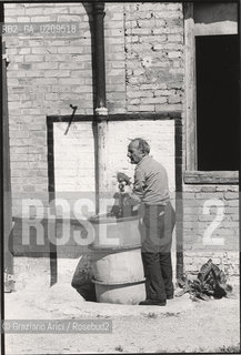 VENEZIA 1979 PAZIENTI DELLOSPEDALE DI SAN CLEMENTE IN GIARDINO © ARCHIVIO Graziano Arici/Rosebud2  ISOLA SAN CLEMENTE PAZIENTI OSPEDALE PSICHIATRICO MAS