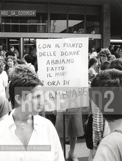 MESTRE 1981 STRISCIONE ALLA MANIFESTAZIONE DI PROTESTA PER I REFERENDUM SULLABORTO © ARCHIVIO Graziano Arici/Rosebud2  FESTA DELLA DONNA 8 MARZO MANIFESTAZIONE CORTEO FEMMINISMO DIRITTI STUDENTESSE MAS