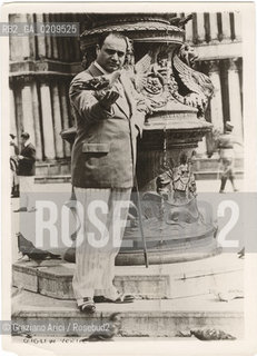 VENEZIA, PHOTO BY BAIN NEWS SERVICE 255 CANAL STREET NEW YORK, BENIAMINO GIGLI IN PIAZZA S.MARCO, 1926. STAMPA, CM 13X18 ©ARCHIVIO Graziano Arici/Rosebud2   CANTANTE TENORE PICCIONE FOTOANTICHE.-VENICE, PHOTO BY BAIN NEWS SERVICE 255 CANAL STREET NEW YORK, BENIAMINO GIGLI, 1926. PHOTOGRAPH STAMP, CM 13X18 ©Graziano Arici / rosebud2