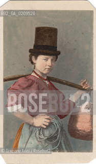 -VENEZIA, SENZA INDICAZIONE D’AUTORE, PORTATRICE D’ACQUA, 1 MARZO 1867, STAMPA ALLALBUMINA COLORATA A MANO INCOLLATA SU CARTONE, CARTE DE VISITE, CM CM 6,4X10   ©ARCHIVIO Graziano Arici/Rosebud2  PERSONA, MESTIERI, POSATA IN STUDIO FOTOANTICHE.-VENICE, NO AUTHORS INDICATION, PORTATRICE D’ACQUA, 1 MARCH 1867. ALBUMEN PHOTOGRAPH HAND PAINTING, MOUNTED ON CARDBOARD, CARTE DE VISITE CM 6,4X10 ©Graziano Arici / rosebud2