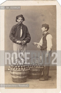 -VENEZIA, SENZA INDICAZIONE DAUTORE, VENDITORE DI ARANCE, 2 MARZO 1967. STAMPA ALLALBUMINA INCOLLATA SU CARTONE, CARTE DE VISITE, CM 6,4X10   ©ARCHIVIO Graziano Arici/Rosebud2  PERSONA, POSATA IN STUDIO FOTOANTICHE.-VENICE, SENZA INDICAZIONE DAUTORE, ORANGE’S SELLER, 2 MARZO 1967. ALBUMEN PHOTOGRAPH MOUNTED ON CARDBOARD, CARTE DE VISITE CM 6,4X10  ©Graziano Arici / rosebud2