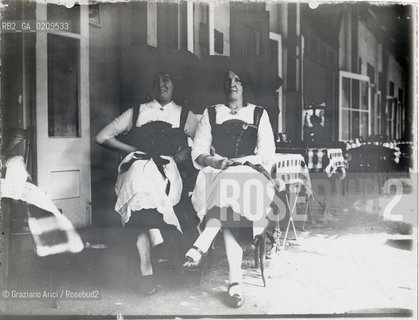 -VENEZIA, SENZA INDICAZIONE D’AUTORE, DUE DONNE, SENZA DATA. LASTRA  IN VETRO PER LANTERNA MAGICA, 10X8,2 ©ARCHIVIO Graziano Arici/Rosebud2  PERSONA FOTOANTICHE.-VENICE, NO AUTHOR’S INDICATION, TWO WIMEN, UNDATED. GLASS SLIDE FOR MAGIC LANTERN, CM 10X8,2 ©Graziano Arici / rosebud2