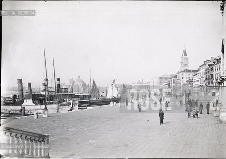 -VENEZIA, SENZA INDICAZIONE D’AUTORE, RIVA DEGLI SCHIAVONJ, SENZA DATA. LASTRA  IN VETRO PER LANTERNA MAGICA, 10X8,2 ©ARCHIVIO Graziano Arici/Rosebud2  FOTOANTICHE.-VENICE, NO AUTHOR’S INDICATION, RIVA DEGLI SCHIAVONJ, UNDATED. GLASS SLIDE FOR MAGIC LANTERN, CM 10X8,2 ©Graziano Arici / rosebud2