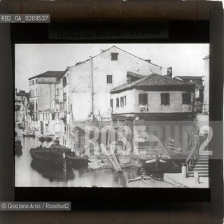 -VENEZIA, SENZA INDICAZIONE D’AUTORE, SQUERO, SENZA DATA. LASTRA  IN VETRO PER LANTERNA MAGICA, 8,2X8,2 ©ARCHIVIO Graziano Arici/Rosebud2  BARCA FOTOANTICHE.-VENICE, NO AUTHOR’S INDICATION, SQUERO, UNDATED. GLASS SLIDE FOR MAGIC LANTERN, CM 8,2X8,2 ©Graziano Arici / rosebud2
