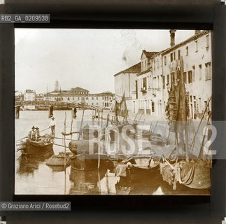 -VENEZIA, SENZA INDICAZIONE D’AUTORE, BARCHE NEL CANALE DELLA GIUDECCA, 1915 C.A.. LASTRA  IN VETRO PER LANTERNA MAGICA, 8,2X8,2 ©ARCHIVIO Graziano Arici/Rosebud2  BARCA DA PESCA, FOTOANTICHE.-VENICE, NO AUTHOR’S INDICATION, BARCHE NEL CANALE DELLA GIUDECCA, 1915 C.A.. GLASS SLIDE FOR MAGIC LANTERN, CM 8,2X8,2 ©Graziano Arici / rosebud2