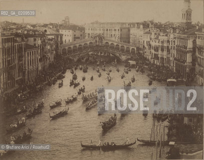 -VENEZIA, SENZA INDICAZIONE DAUTORE, REGATA SUL CANAL GRAND, 1915 C.A.. STAMPA ALLALBUMINA INCOLLATA SU CARTONE, CM 24,3X19,3 ©ARCHIVIO Graziano Arici/Rosebud2   BARCA, GONDOLA FOTOANTICHE.-VENICE, NO AUTHORS INDICATION, REGATA SUL CANAL GRANDE, 1915 C.A.. ALBUMEN PHOTOGRAPH MOUNTED ON CARDBOARD, CM 24,3X19,3 ©Graziano Arici/Rosebud2 