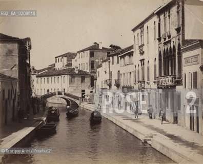 -VENEZIA, P. SALVIATI, RIO A S.CROCE, SENZA DATA. STAMPA ALLALBUMINA, CM 24X19,5. ©ARCHIVIO Graziano Arici/Rosebud2  BARCA GONDOLA, FARMACIA FOTOANTICHE.-VENICE, P. SALVIATI, RIO A S.CROCE, UNDATED. ALBUMEN PHOTOGRAPH CM 24X19,5 ©Graziano Arici / rosebud2