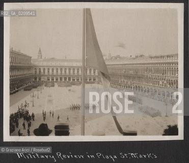 -VENEZIA, SENZA INDICAZIONE DAUTORE, RASSEGNA MILITARE IN PIAZZA S.MARCO, 1915 C.A.,STAMPA ALLALBUMINA INCOLLATA SU CARTONE, CM 11X8,5   ©ARCHIVIO Graziano Arici/Rosebud2  BANDIERA FOTOANTICHE.-VENICE, SENZA INDICAZIONE DAUTORE, MILITARY REVIEW IN PIAZZA S.MARCO. 1915 C.A.ALBUMEN PHOTOGRAPH MOUNTED ON CARDBOARD, CM 11X8,5   ©Graziano Arici/Rosebud2 